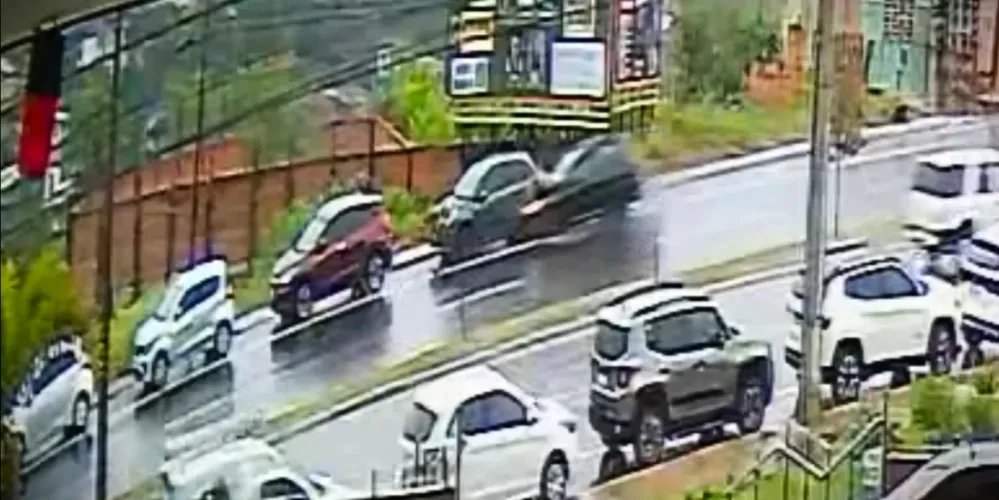 Imagem ilustrativa da imagem Vídeo mostra acidente entre três veículos em PG; assista