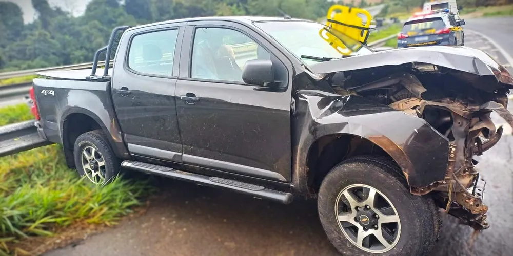 Parte da frente da camionete ficou danificada