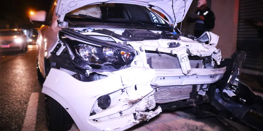 Parte da frente de um dos veículos ficou danificada após a colisão