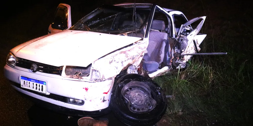 Veículo Gol ficou bastante danificado com o acidente de trânsito