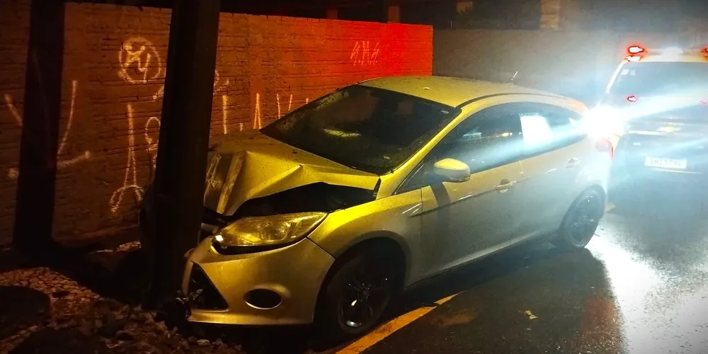Veículo acertou a parte da frente no poste de luz