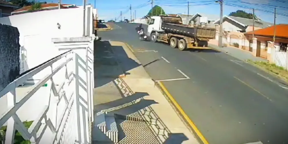 Acidente entre os veículos foi flagrado por câmera de segurança