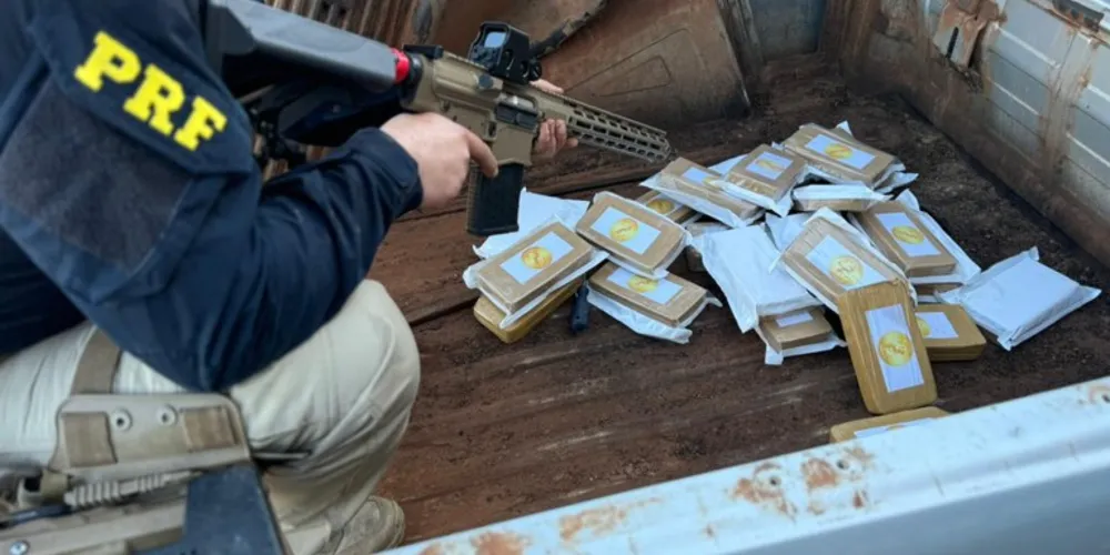PRF apreende fuzil de grosso calibre e pasta para cocaína no PR