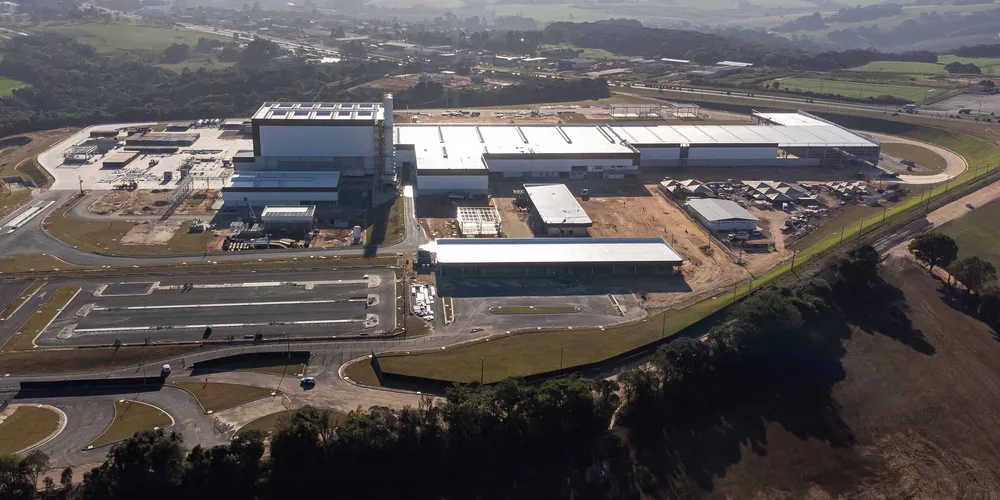 Localizada a poucos quilômetros da planta cervejeira, às margens da PR-151, a unidade de Carambeí foi concebida para abastecer de embalagens marcas do portfólio da Ambev, como Brahma e Spaten