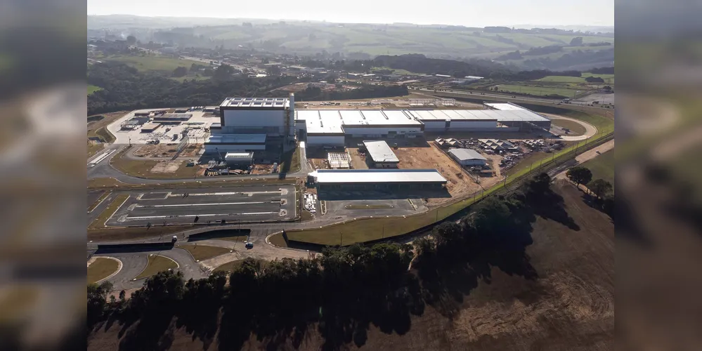 Localizada a poucos quilômetros da planta cervejeira, às margens da PR-151, a unidade de Carambeí foi concebida para abastecer de embalagens marcas do portfólio da Ambev, como Brahma e Spaten