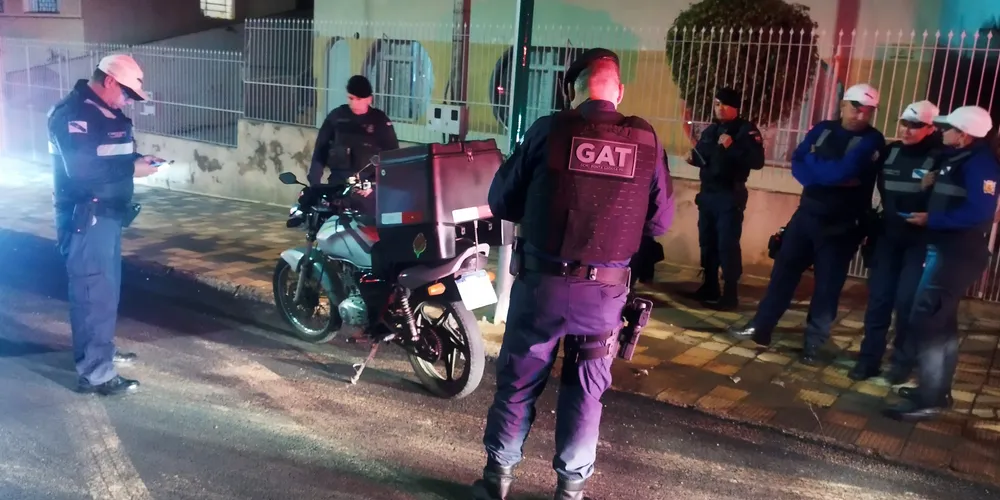 Agentes realizaram os trabalhos na noite desta quinta-feira (11)