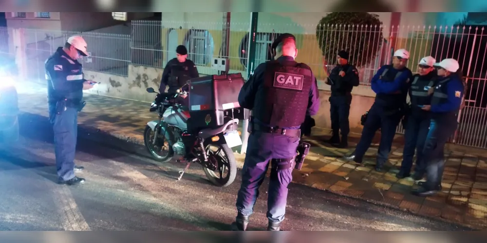 Agentes realizaram os trabalhos na noite desta quinta-feira (11)