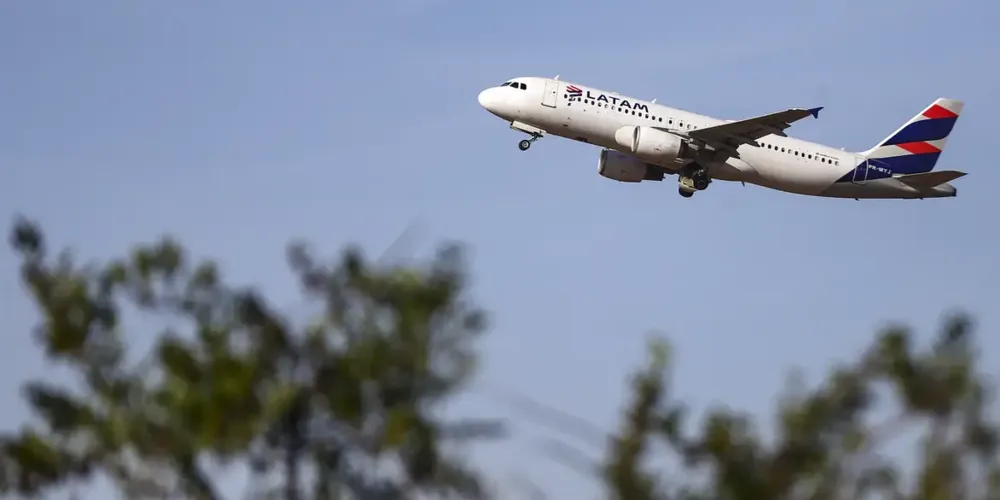 Alegação de dano moral ao passageiro se sustentou apenas em atraso de voo