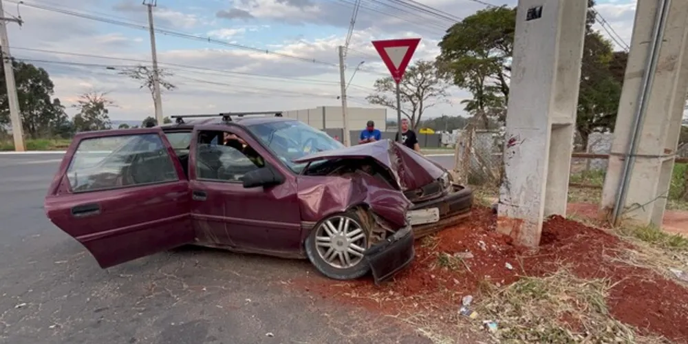 Motorista de 49 anos ficou encarcerado no veículo