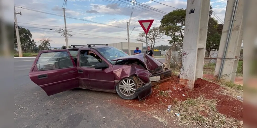 Motorista de 49 anos ficou encarcerado no veículo