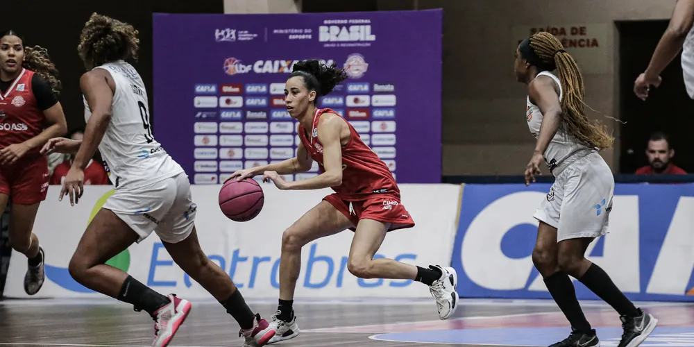 Com a derrota, a equipe paranaense diminui suas chances de classificação para a próxima fase