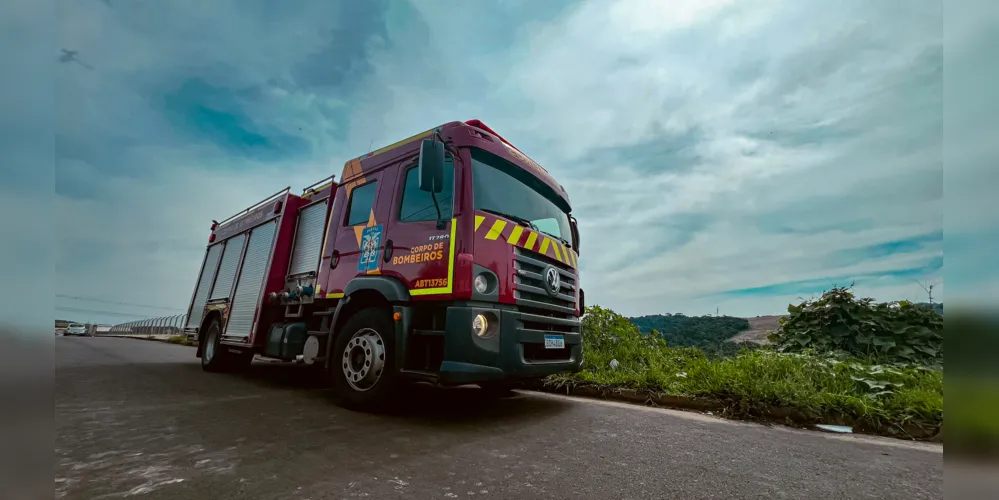 Bombeiros foram acionados para atenderem um incêndio em caminhão