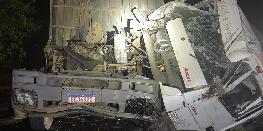 Cabine do M. Benz/Axor ficou totalmente destruída