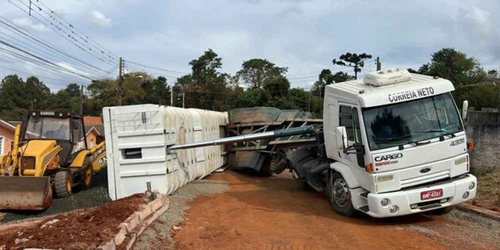Caminhão pertence a uma construtora contratada para obras de pavimentação