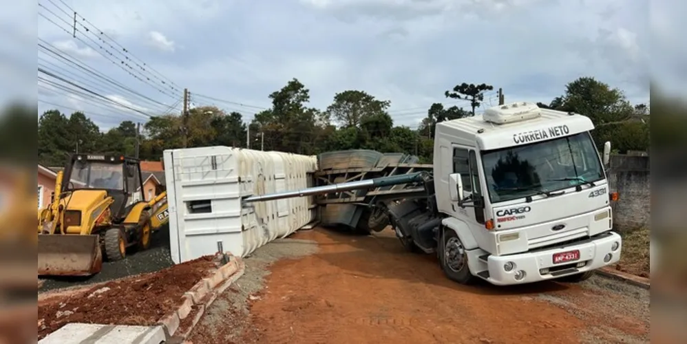 Caminhão pertence a uma construtora contratada para obras de pavimentação