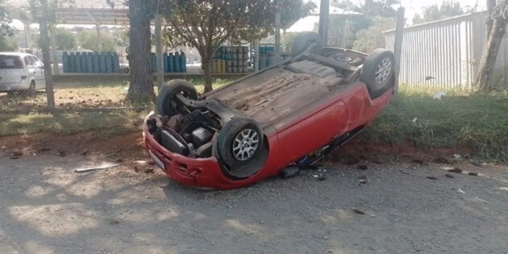 Um dos pneus do Ford Ka estourou, segundo a motorista
