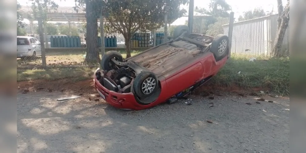 Um dos pneus do Ford Ka estourou, segundo a motorista