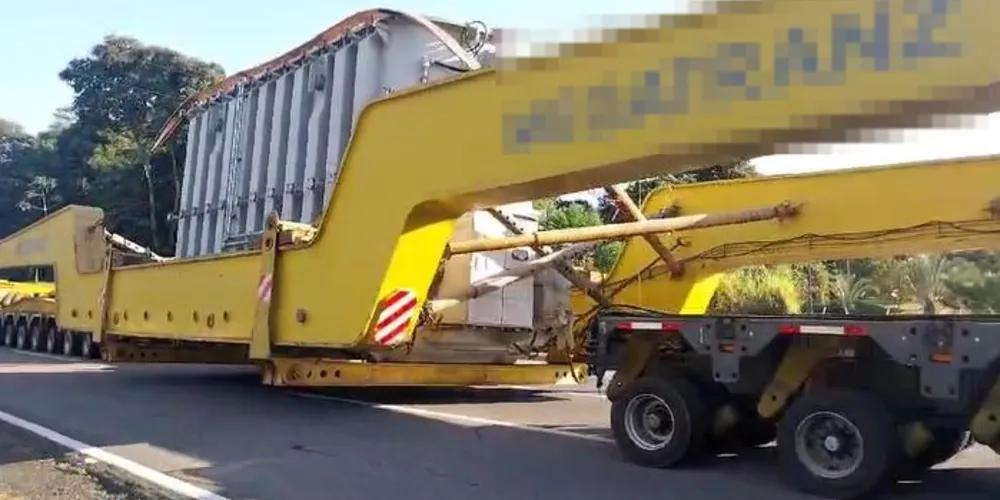Carreta tem 80m de comprimento, por 6,5m de largura