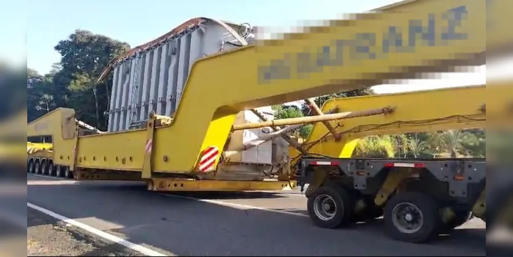 Carreta tem 80m de comprimento, por 6,5m de largura