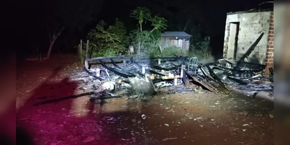 Residência de madeira foi consumida pelas chamas