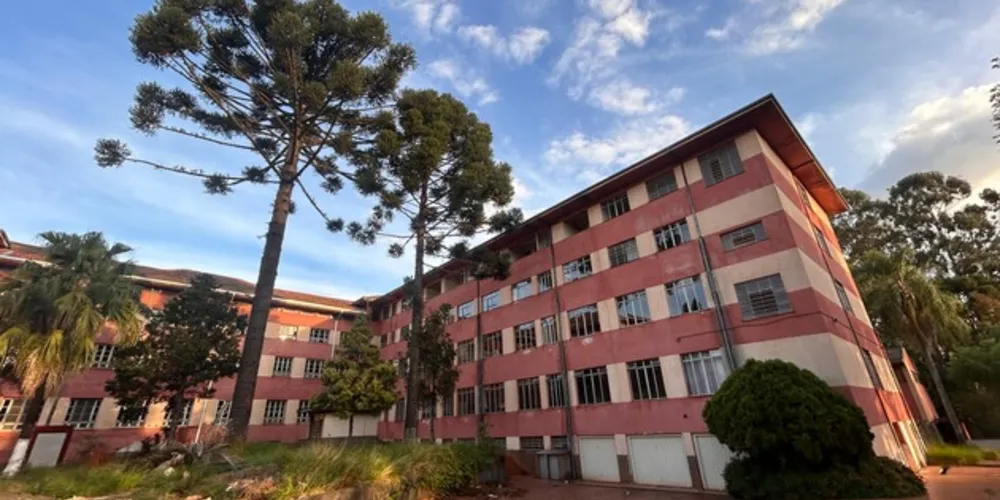 Prédio foi interditado pela Defesa Civil em novembro de 2023