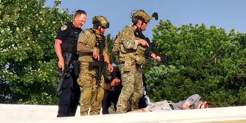 Segundo o Chefe de Comunicações do Serviço Secreto, Anthony Guglielmi, o atirador fez vários disparos