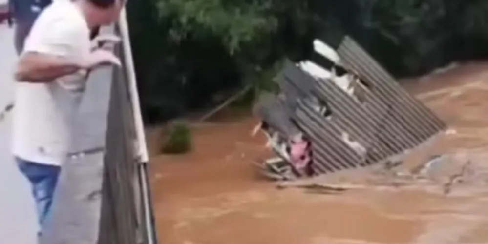 A residência fica às margens do Rio da Pedra, que teve aumento da vazão durante a chuva