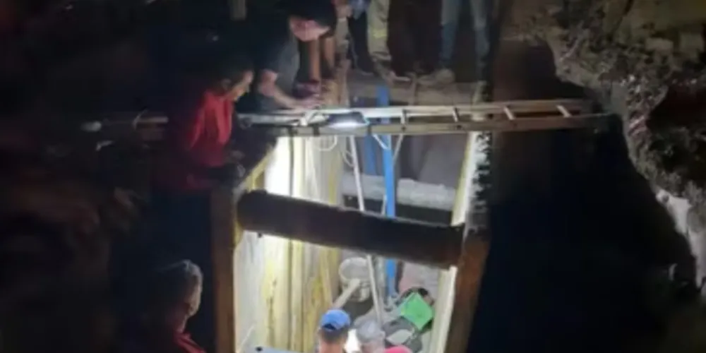 Uma retroescavadeira foi usada para tirar a areia do local