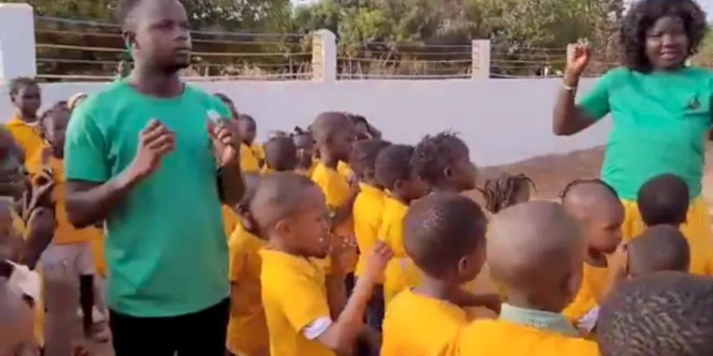 Através de uma bela canção, eles manifestam sua solidariedade e apoio às vítimas de enchentes no Rio Grande do Sul