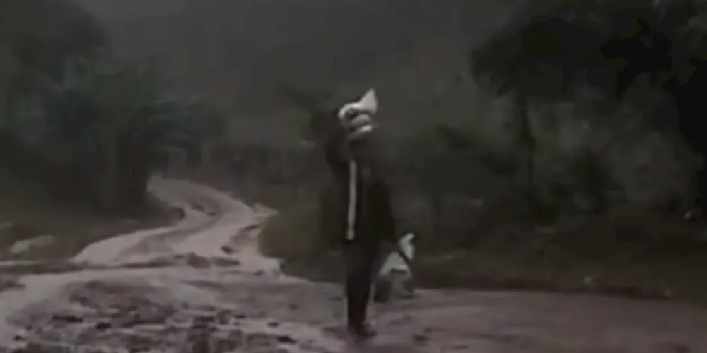 O homem não se importou com as condições climáticas para buscar ajuda à família