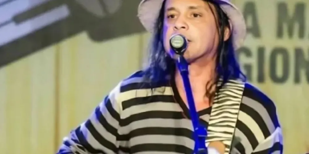 Ele foi o primeiro vocalista da banda Chiclete com Banana