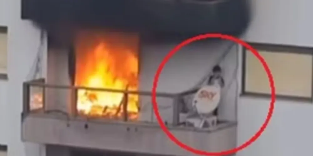 Nas imagens, a criança aparece no cantinho da sacada