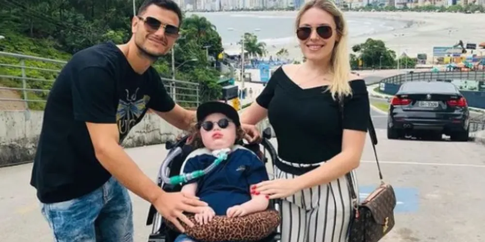 Menino Jonatas com os pais, Renato e Aline Openkoski, em Balneário Camboriú em novembro de 2021