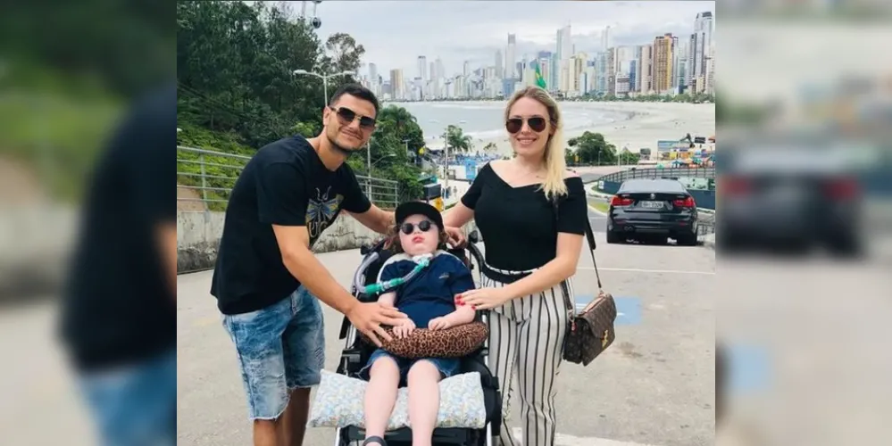 Menino Jonatas com os pais, Renato e Aline Openkoski, em Balneário Camboriú em novembro de 2021