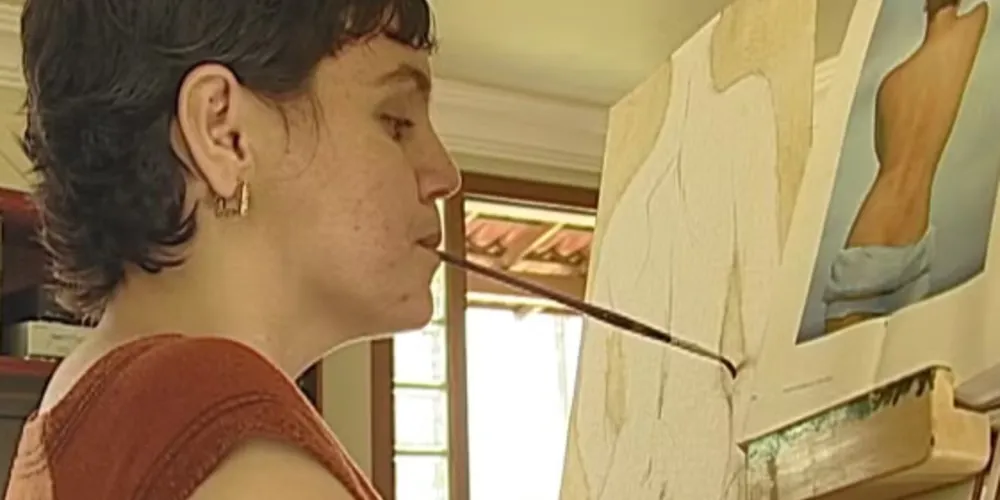 Artista plástica e jornalista, Somone Garcia desenvolveu a habilidade de pintar com a boca