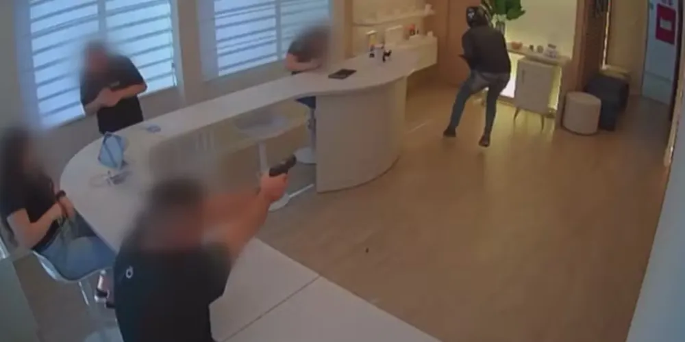 Empresário reage a assalto e dá cinco tiros em suspeito armado