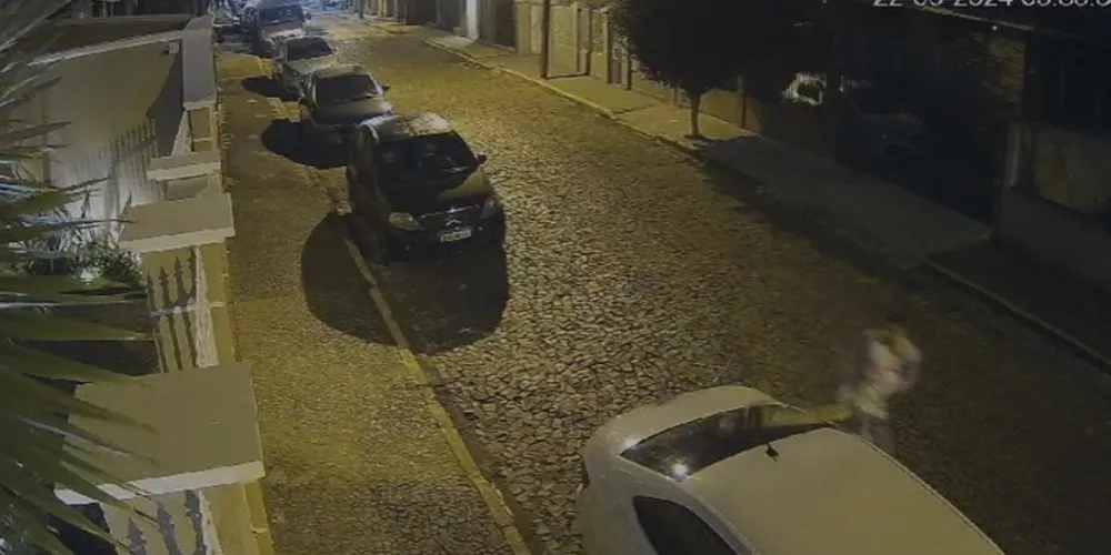 Veículo foi danificado na madrugada deste sábado
