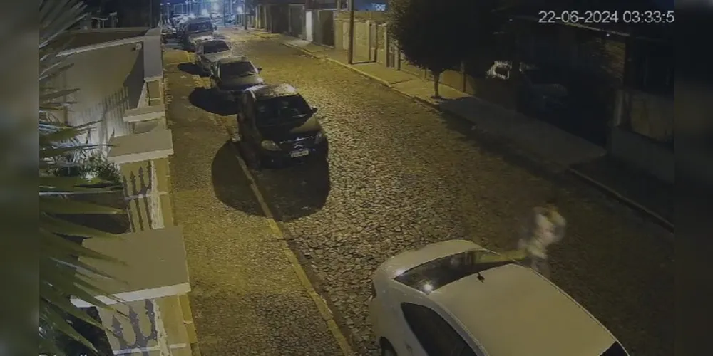 Veículo foi danificado na madrugada deste sábado