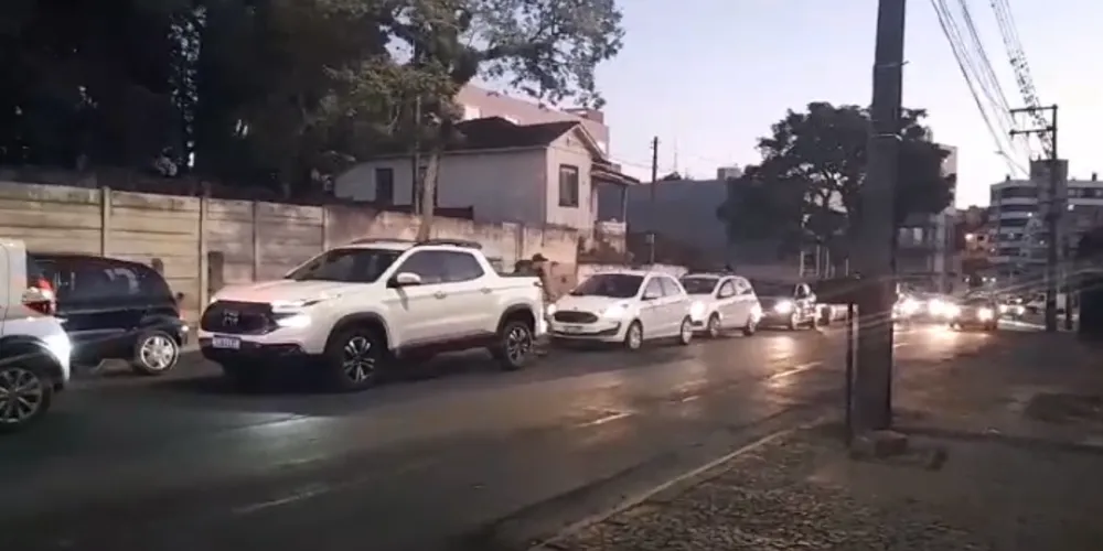 Uma longa fila de veículos é formada diante das obras