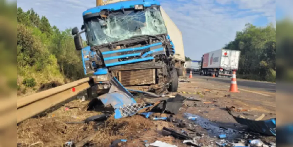 A pista chegou a ficar totalmente interditada nos dois sentidos da rodovia