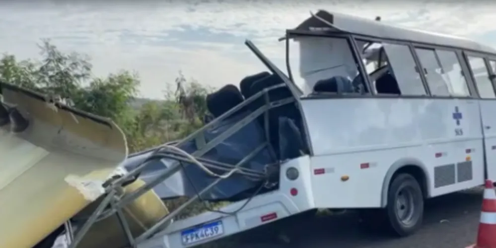 Micro-ônibus que levava pacientes de São Pedro para fazer exames em Rio Claro fica destruído após bater de frente com ônibus em rodovia
