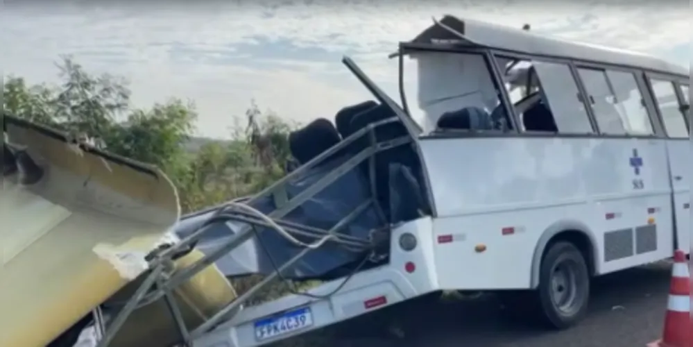 Micro-ônibus que levava pacientes de São Pedro para fazer exames em Rio Claro fica destruído após bater de frente com ônibus em rodovia