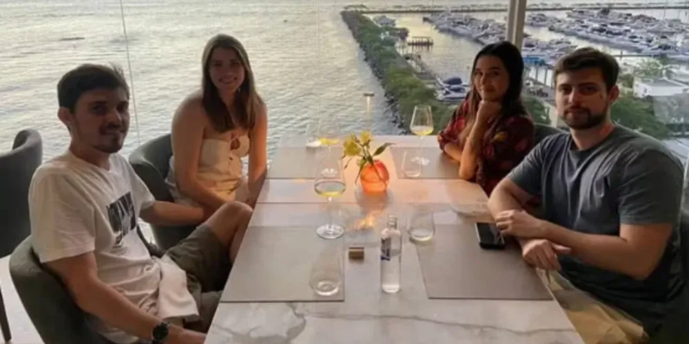 Amigos passam por situação constrangedora após confundirem preço de vinho