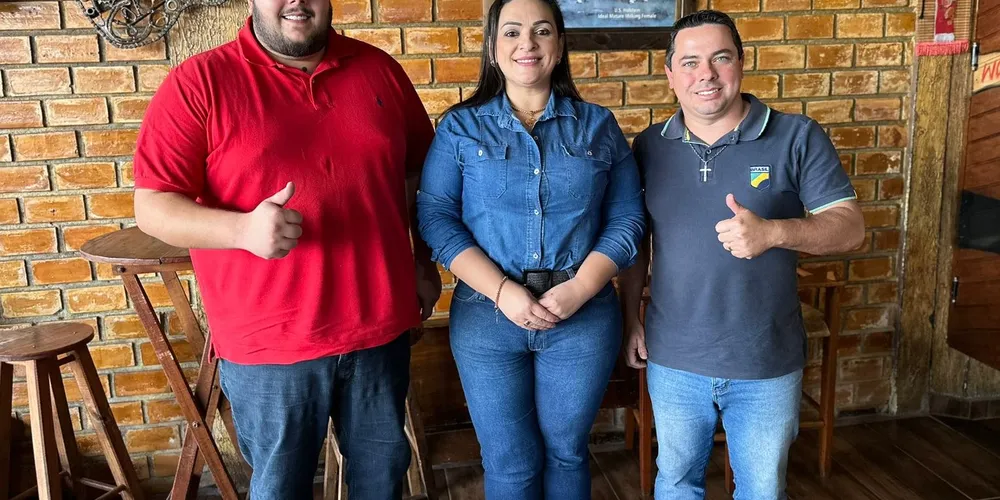 À esquerda Felipe Francischini e ao centro a atual prefeita de Carambeí, Elisangela Pedroso
