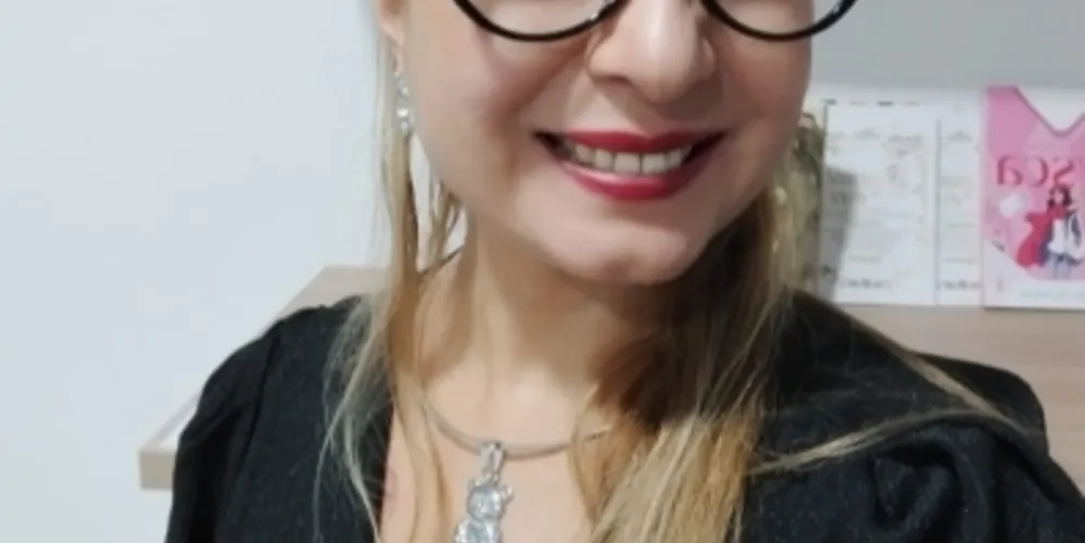 A escritora e professora Carol Oliveira, natural de Ponta Grossa e residente em Carambeí, acaba de ser nomeada acadêmica efetiva da Academia de Belas Artes do Rio Grande do Sul (ABARS).