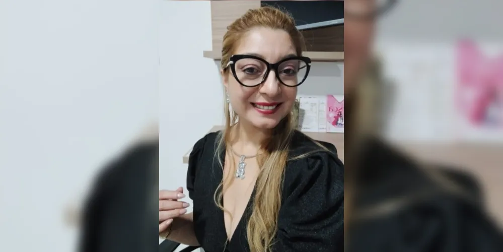 A escritora e professora Carol Oliveira, natural de Ponta Grossa e residente em Carambeí, acaba de ser nomeada acadêmica efetiva da Academia de Belas Artes do Rio Grande do Sul (ABARS).