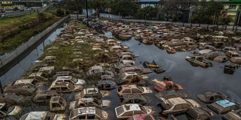 Veículos ficaram submersos com as inundações em Porto Alegre