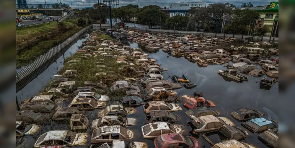 Veículos ficaram submersos com as inundações em Porto Alegre