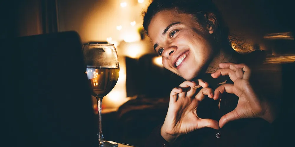 O namoro on-line se tornou muito mais fácil, rápido e conveniente