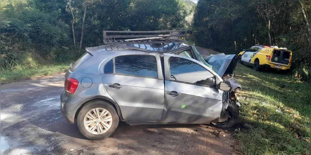 Veículo Gol ficou com a parte da frente destruída